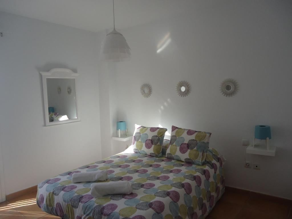 コラレホにあるApartamento Centro Playaの白い部屋のベッドルーム1室(ベッド1台付)