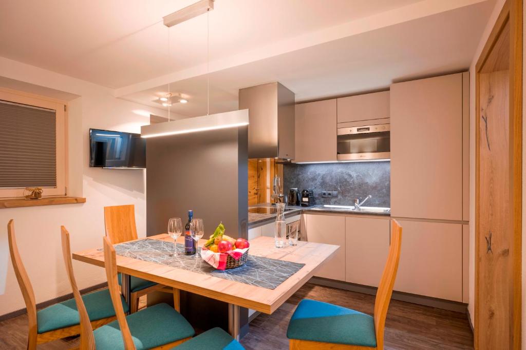 A kitchen or kitchenette at Apart Dengg
