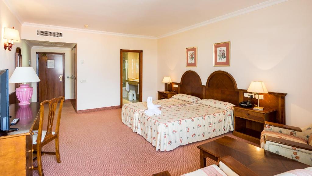 Gulta vai gultas numurā naktsmītnē Complejo BLUESEA Puerto Resort compuesto por Hotel Canarife y Bonanza Palace
