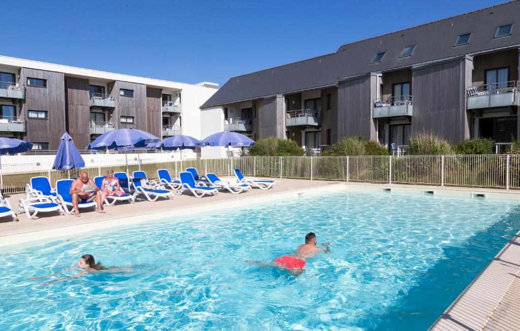 - 2 personnes dans la piscine d'un hôtel dans l'établissement Résidence Odalys Fleur de Sel, à Guidel-Plage