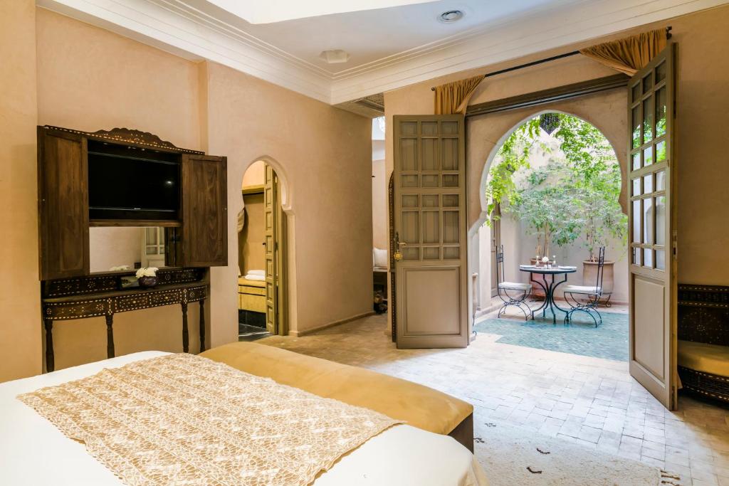Postel nebo postele na pokoji v ubytování Almaha Marrakech Restaurant & SPA