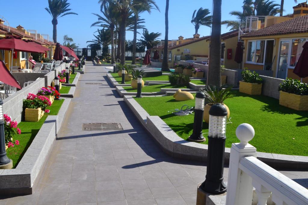 A garden outside Bungalows Club Primavera