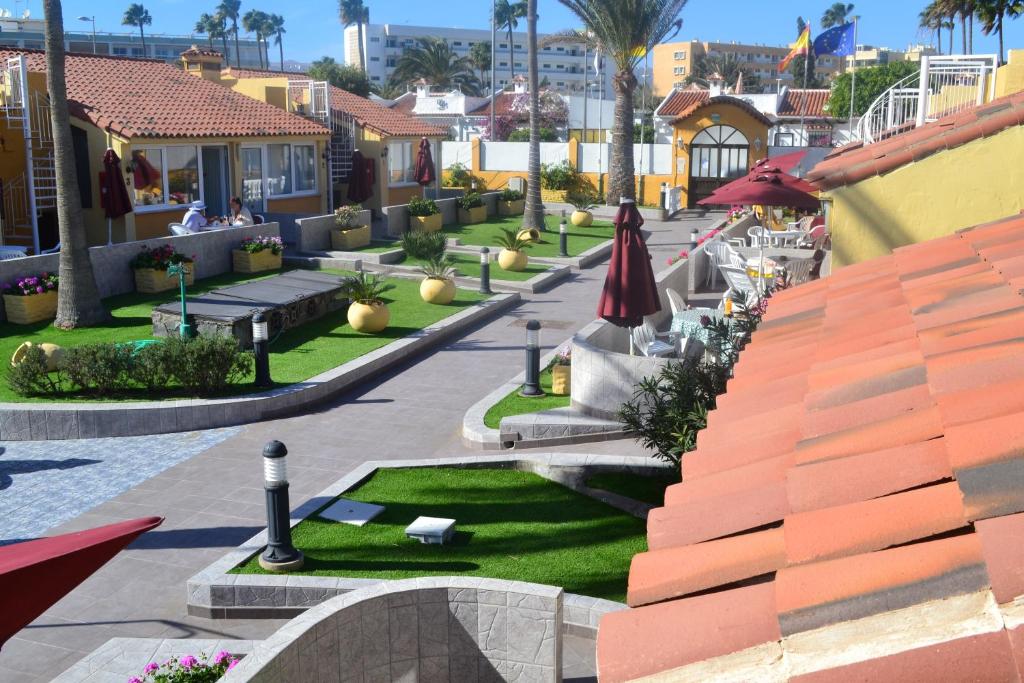 A garden outside Bungalows Club Primavera