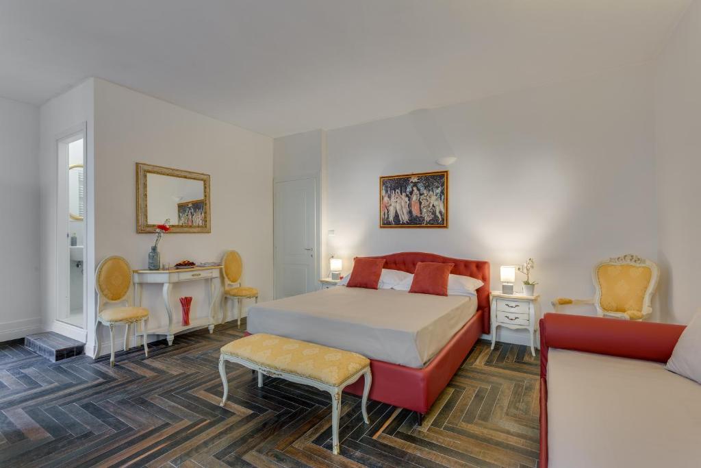 フィレンツェにあるレジデンツェ デポカ コレクション サンターナのベッドルーム1室(ベッド1台、テーブル、ソファ付)