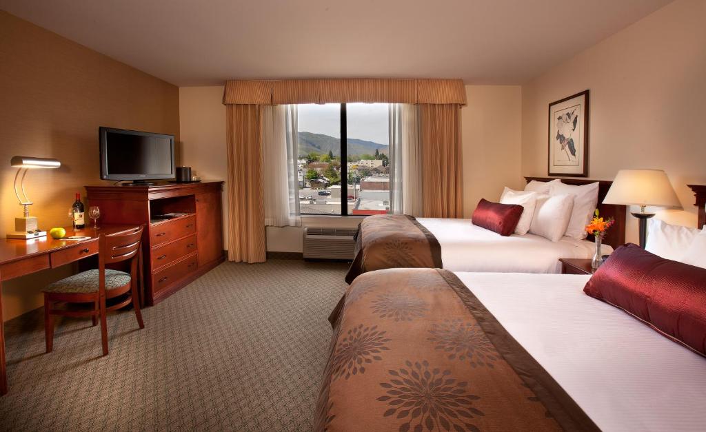 Postel nebo postele na pokoji v ubytování Coast Wenatchee Center Hotel