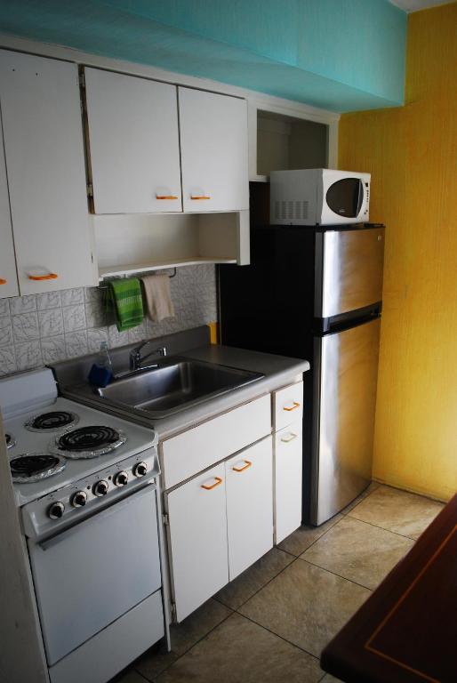 Kuchyň nebo kuchyňský kout v ubytování Green Island Inn