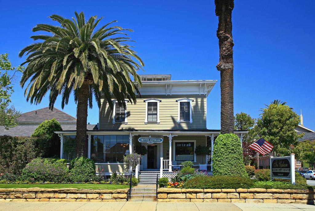 una casa con dos palmeras delante de ella en The Upham Hotel en Santa Bárbara