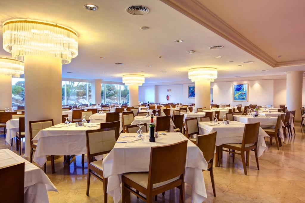 Um restaurante ou outro lugar para comer em Hipotels Hipocampo Playa