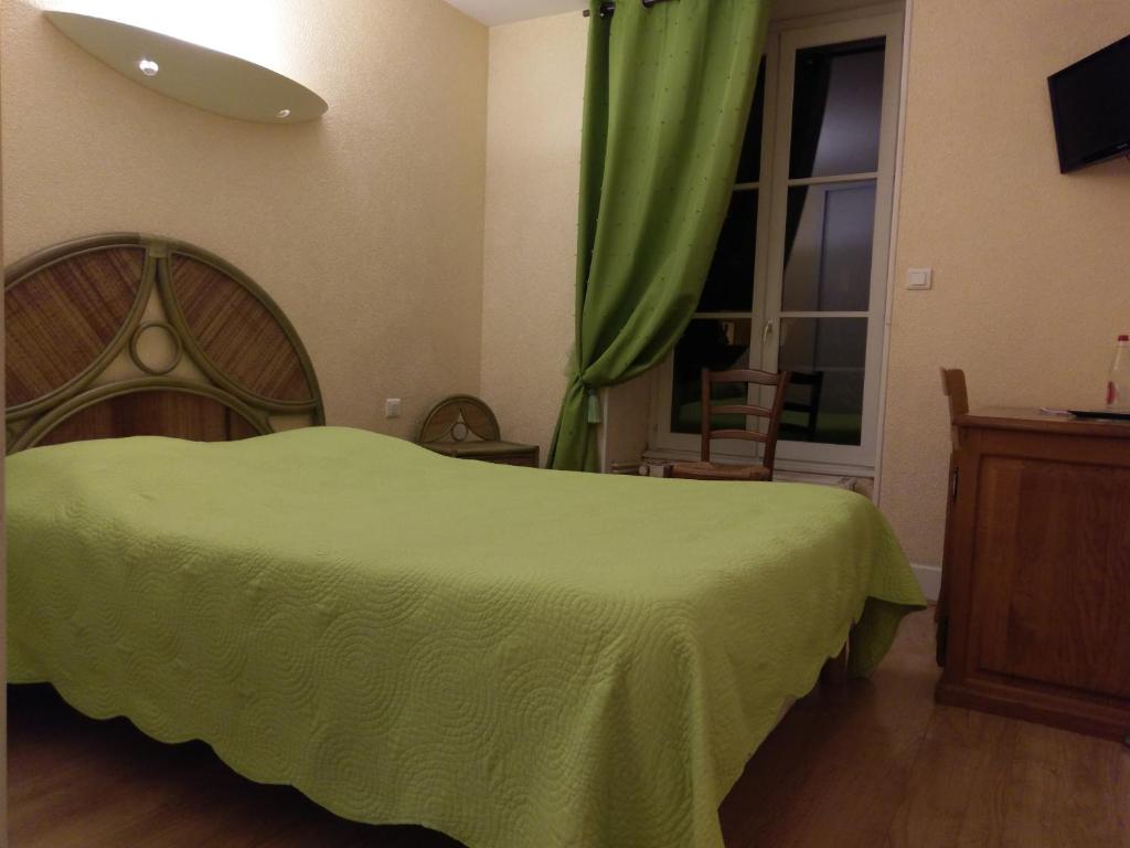 Postel nebo postele na pokoji v ubytování Logis de L'Europe Restaurant Le Cepage