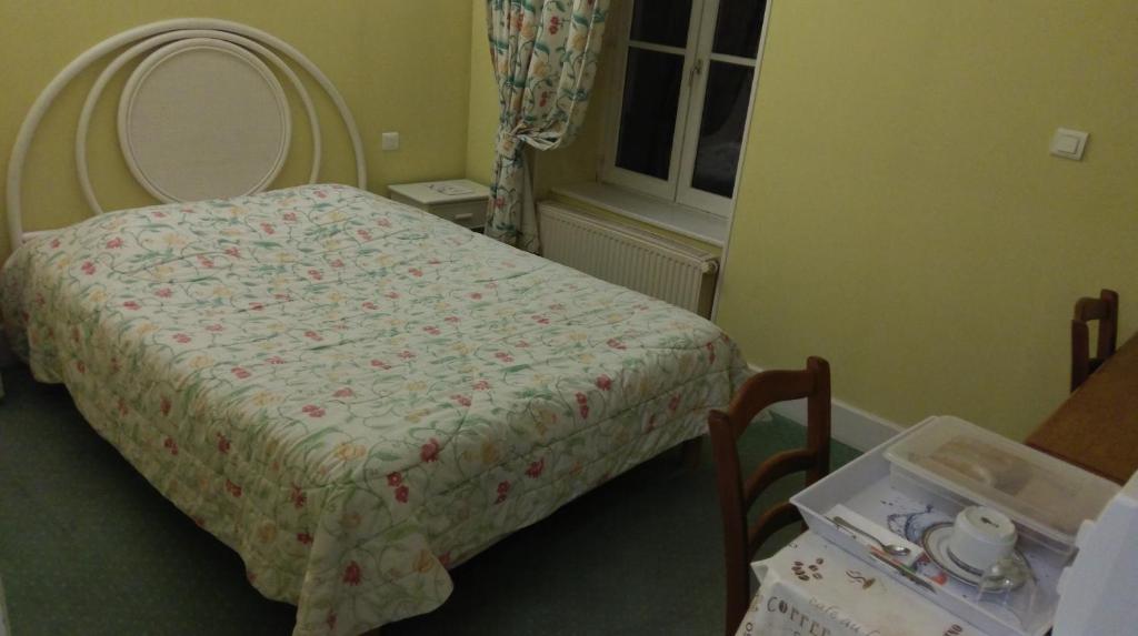 Postel nebo postele na pokoji v ubytování Logis de L'Europe Restaurant Le Cepage