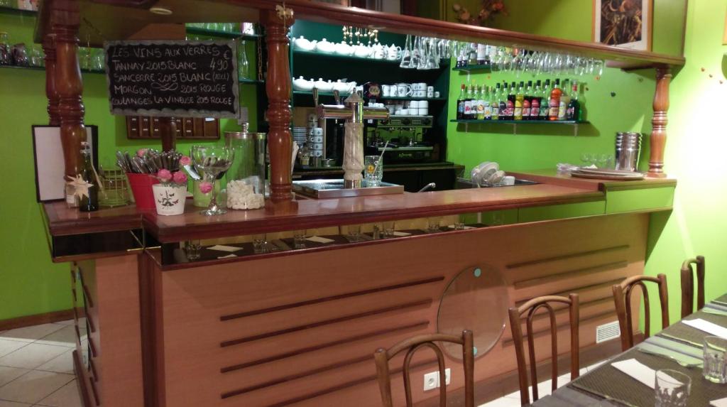 Lounge nebo bar v ubytování Logis de L'Europe Restaurant Le Cepage