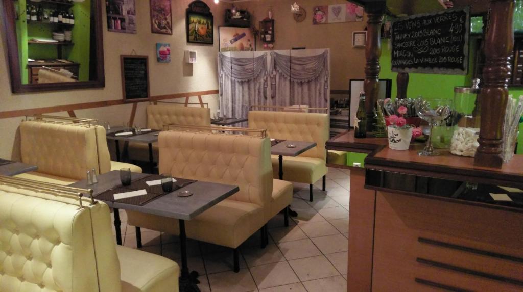 Posezení v ubytování Logis de L'Europe Restaurant Le Cepage