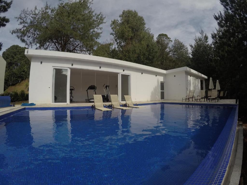 una piscina frente a una casa en Loft Campos do Jordão - SP, en Campos do Jordão