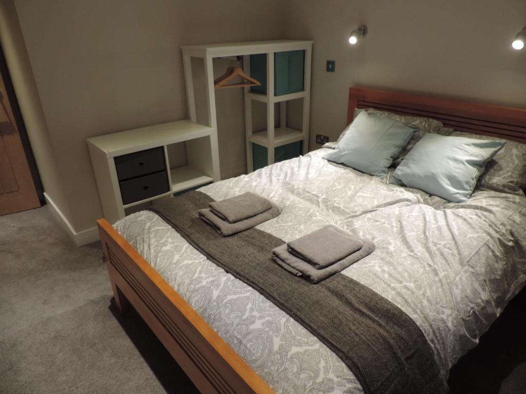 A bed or beds in a room at 4 Bed Farnborough Air Accommodation