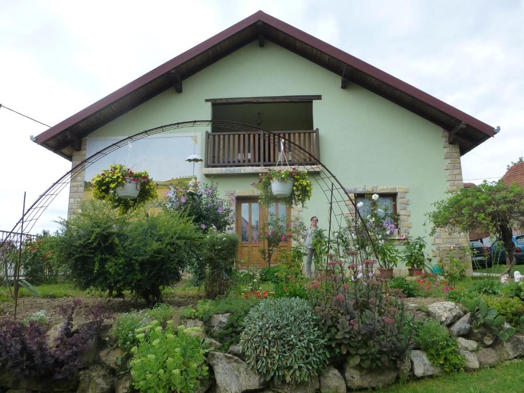 ein Haus mit Garten davor in der Unterkunft Apartman Maryla in Ratkovica