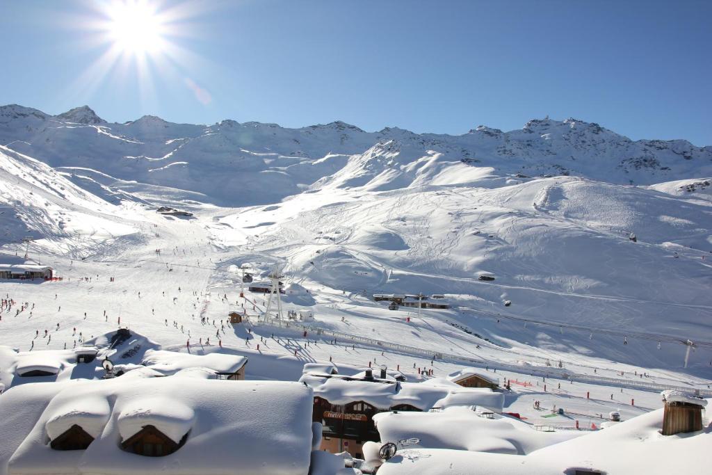 a snow covered mountain with a ski slope at Les Lauzières in Val Thorens