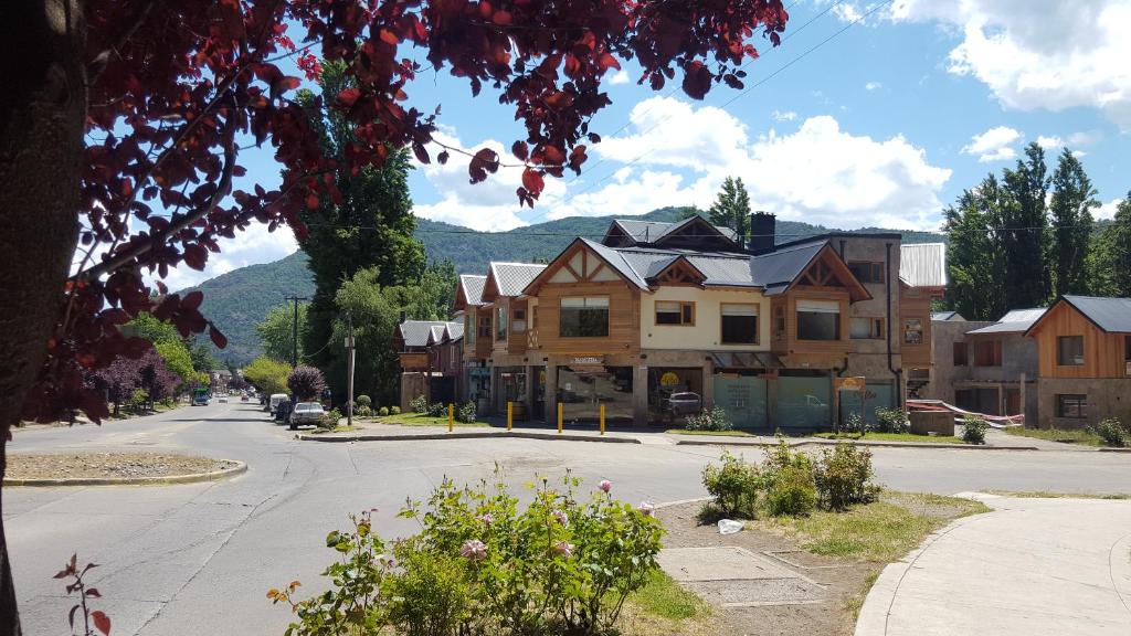 una calle con una casa en medio de una carretera en Estadía Del Bosque en San Martín de los Andes