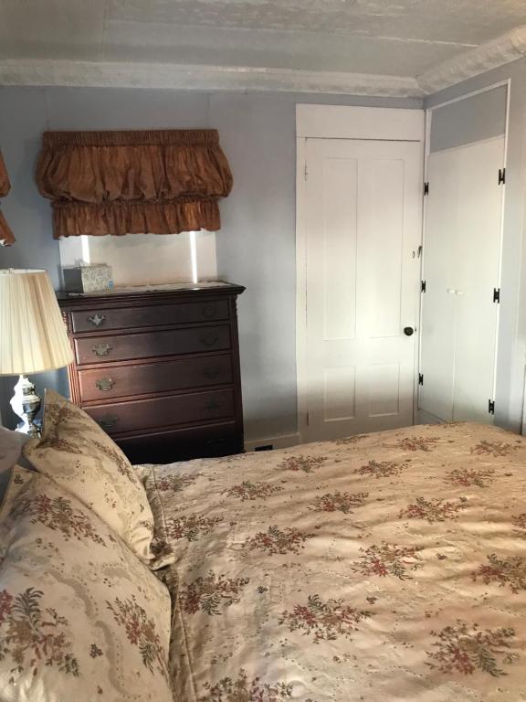 Maple Hill Farm Bed & Breakfast - Queen Room