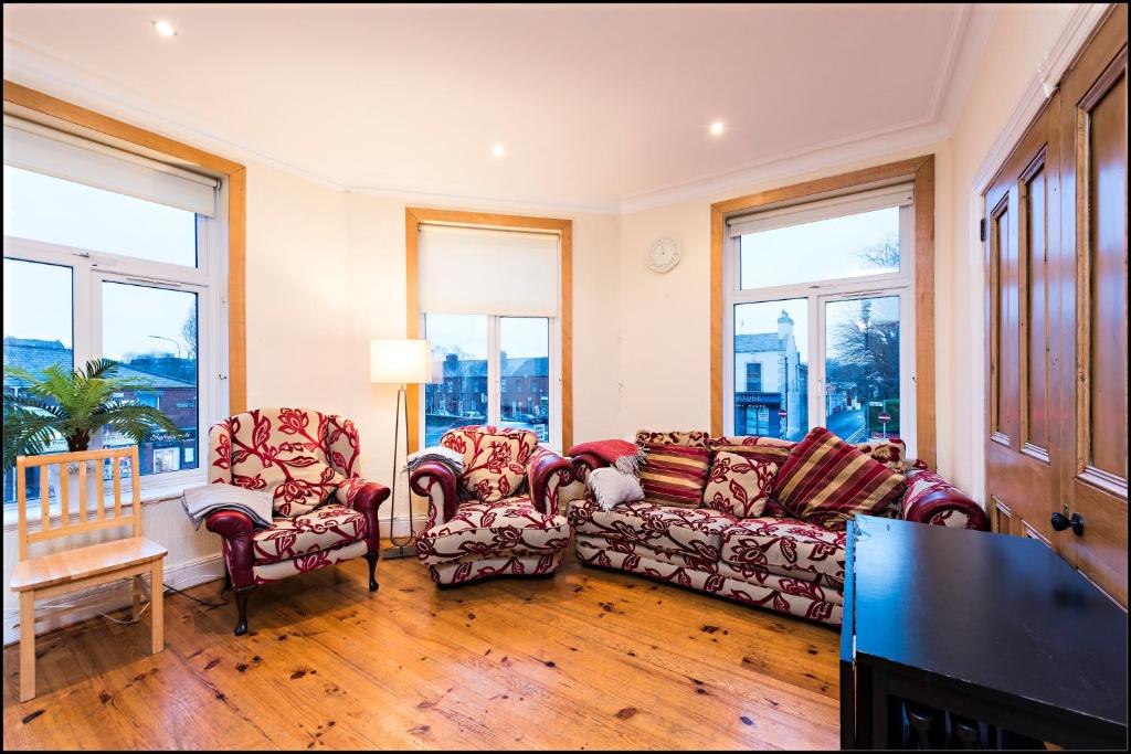 ダブリンにあるDrumcondra Junction Apartmentsのリビングルーム(ソファ、椅子、窓付)