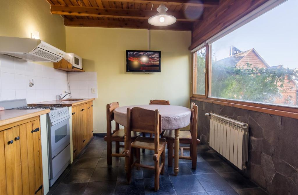 Kuchyň nebo kuchyňský kout v ubytování Cabañas Las Marias Del Nahuel