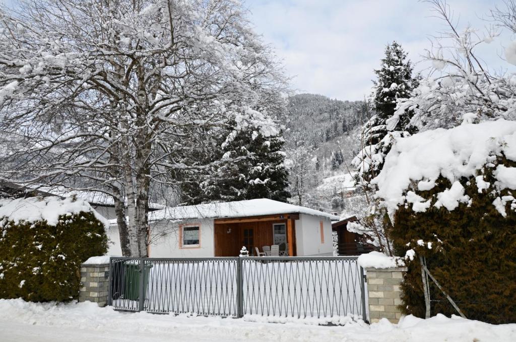 a house with a fence in the snow at Haus Gerti in Zell am See