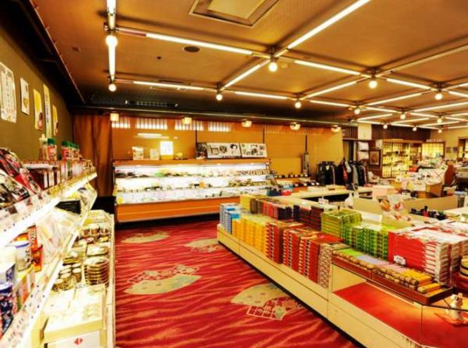 Supermarket nebo jiné obchody v  ryokanu nebo okolí