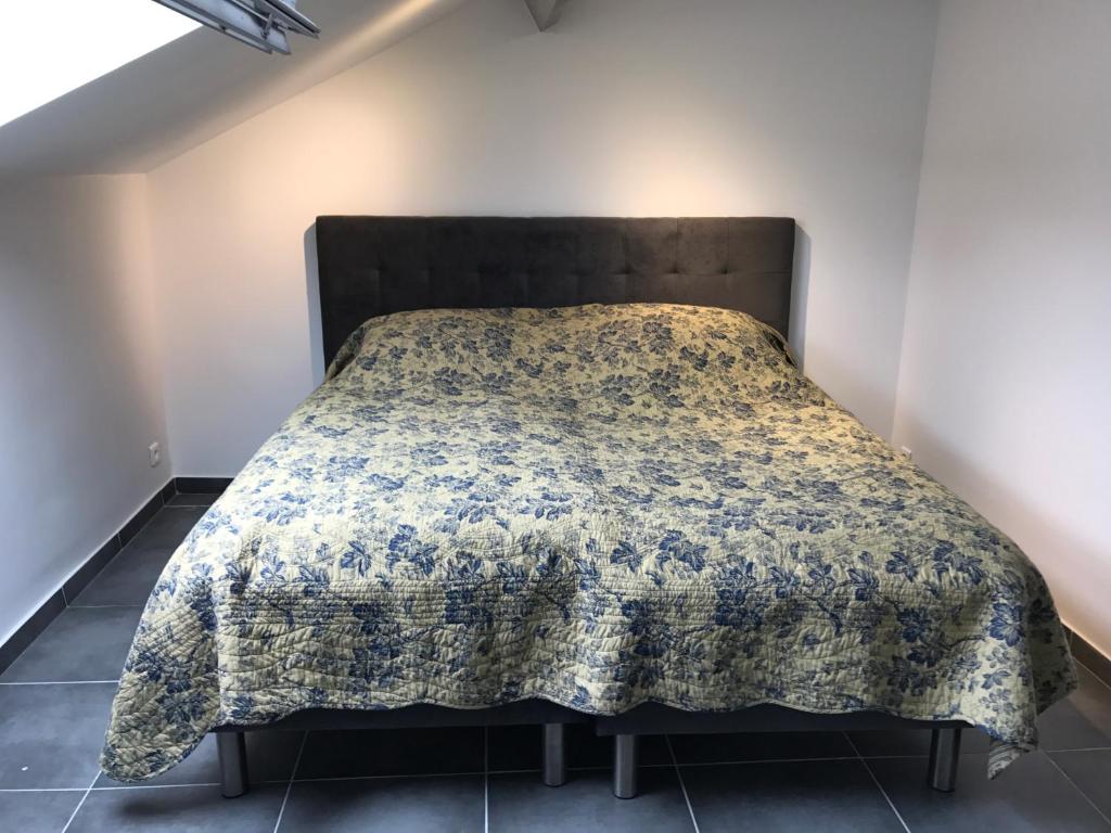 - un lit dans une chambre avec couverture dans l'établissement Cannes center, à Cannes