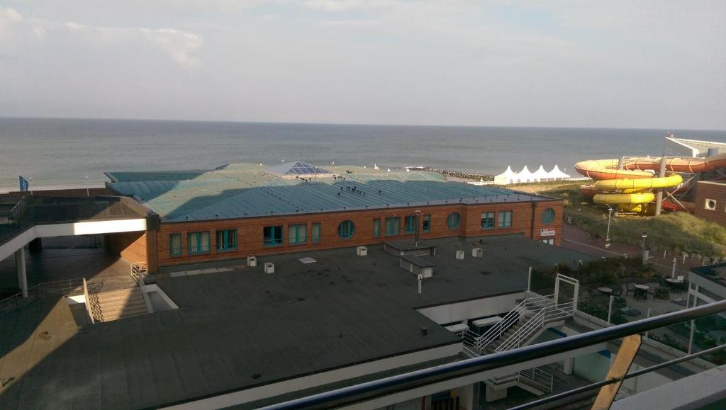 an overhead view of a building with a boat in the background at Top Appartements Roth am Strande in Westerland (Sylt)