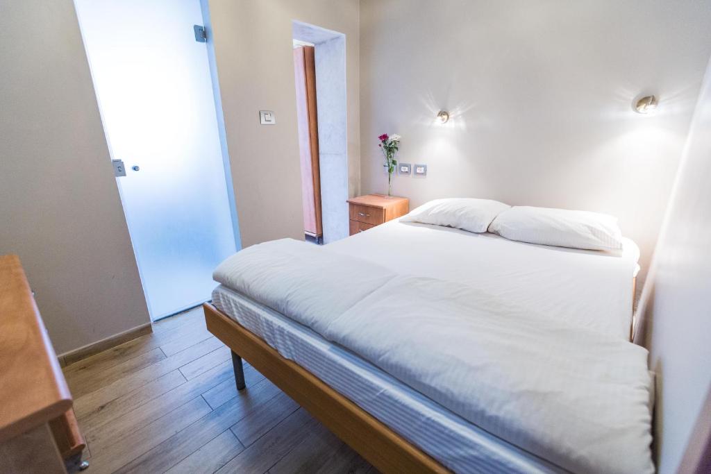 Postel nebo postele na pokoji v ubytování Kaplan Hotel