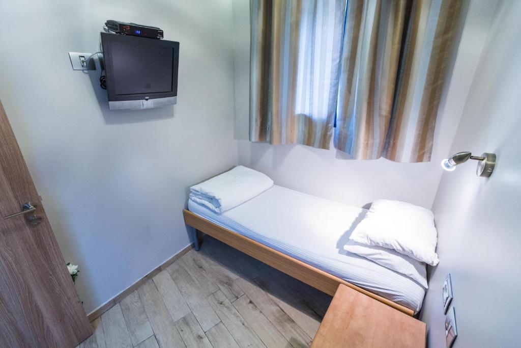 Postel nebo postele na pokoji v ubytování Kaplan Hotel