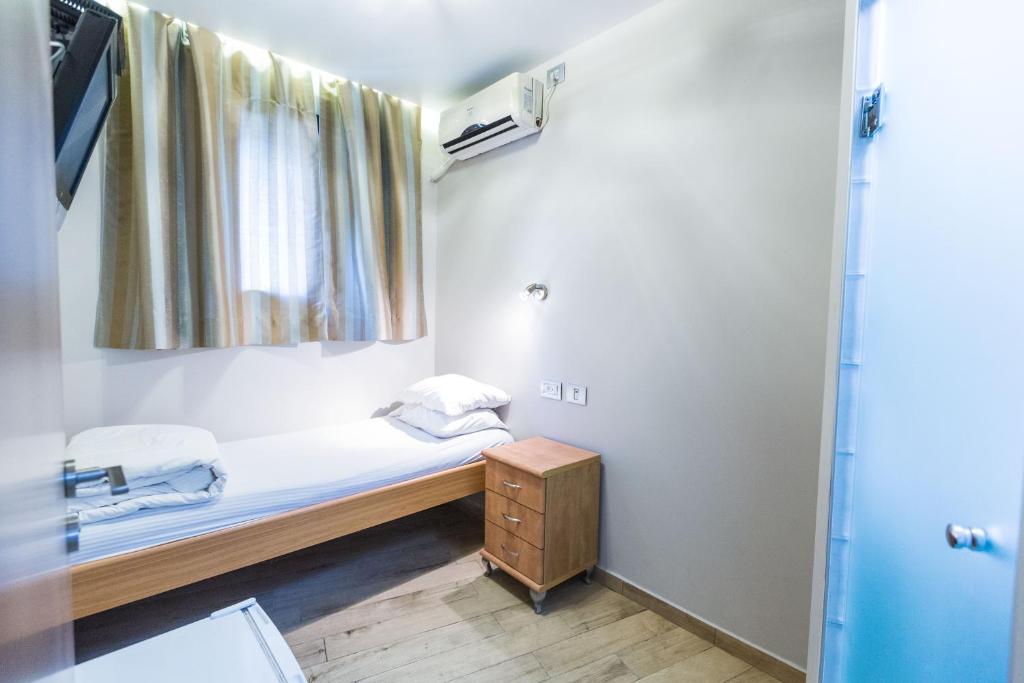Postel nebo postele na pokoji v ubytování Kaplan Hotel