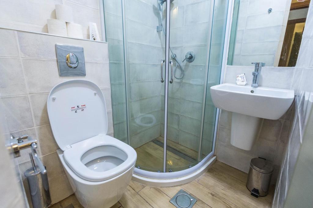 Koupelna v ubytování Kaplan Hotel