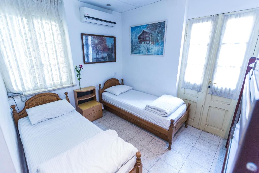 Postel nebo postele na pokoji v ubytování Kaplan Hotel