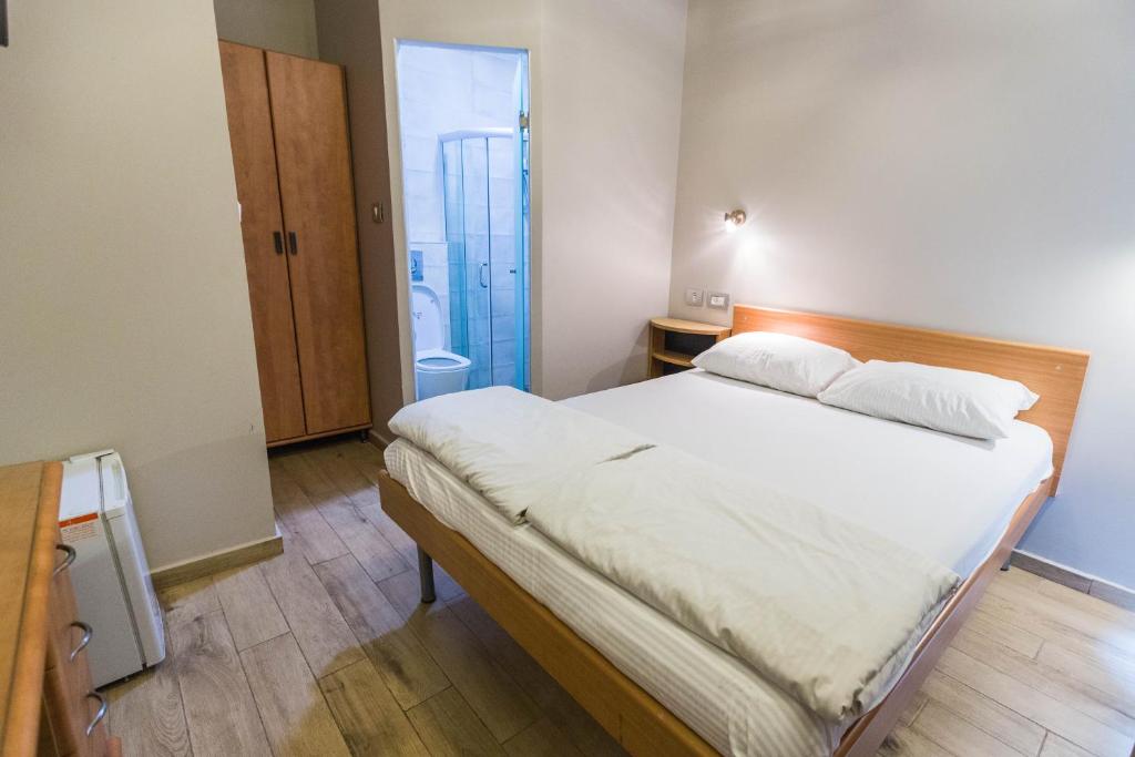 Postel nebo postele na pokoji v ubytování Kaplan Hotel