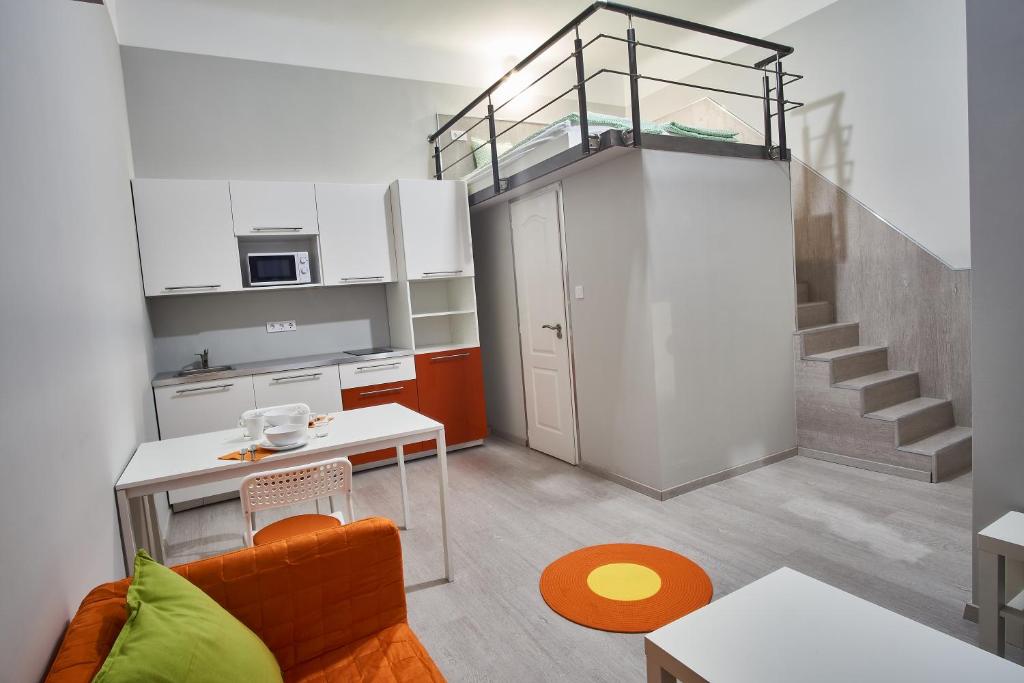 een woonkamer met een keuken en een trap bij HILD-2 Apartments | Budapest in Boedapest