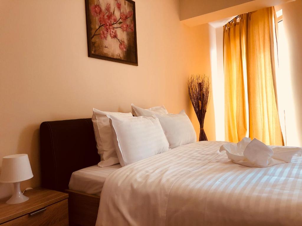 Postel nebo postele na pokoji v ubytování Monte Carlo Palace Rooms