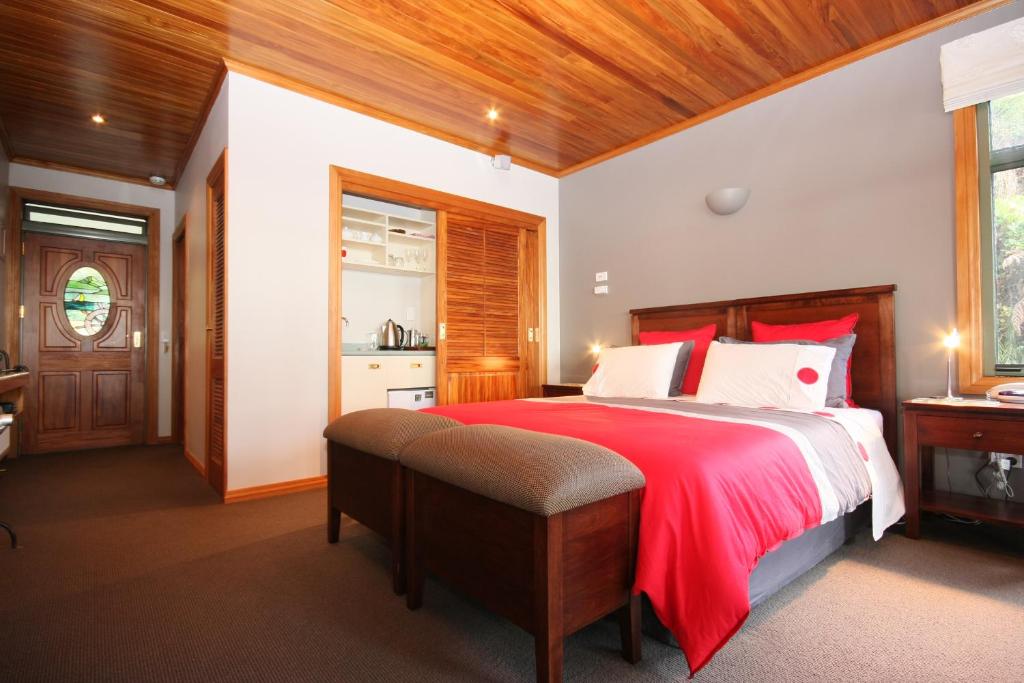 Sails Ashore Lodge - Port King Room