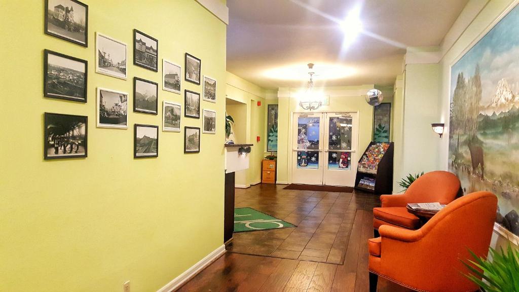 Posezení v ubytování GuestHouse Inn Enumclaw