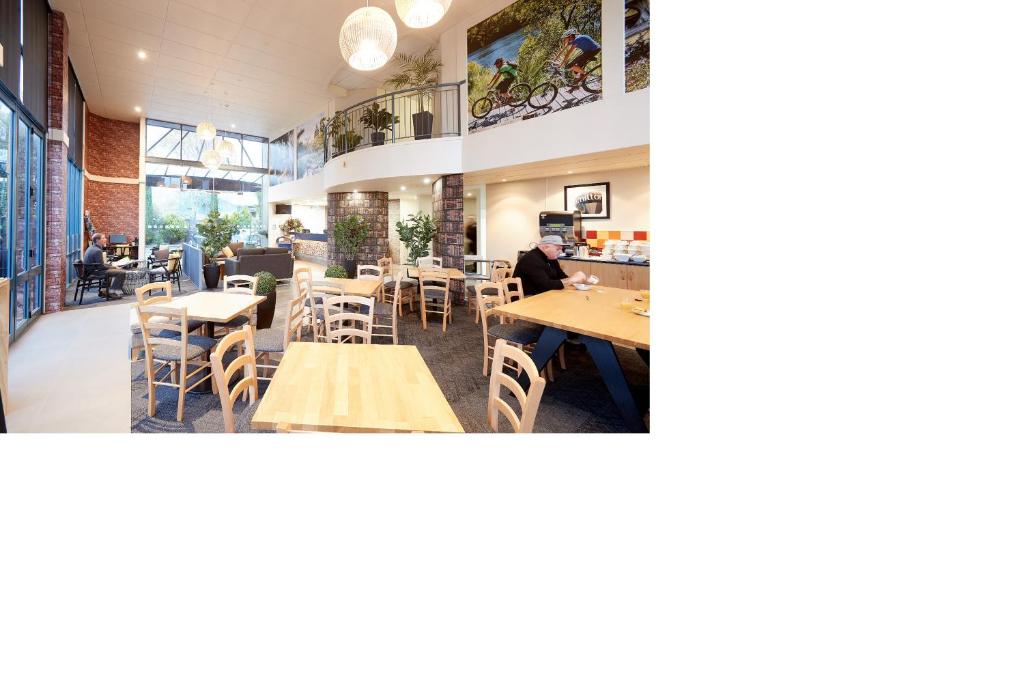 汉密尔顿文图拉套房酒店餐厅或其他用餐的地方