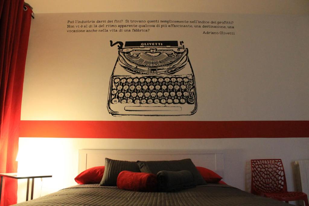 una pegatina de una máquina de escribir en la pared de un dormitorio en Ivrea la Bella en Ivrea