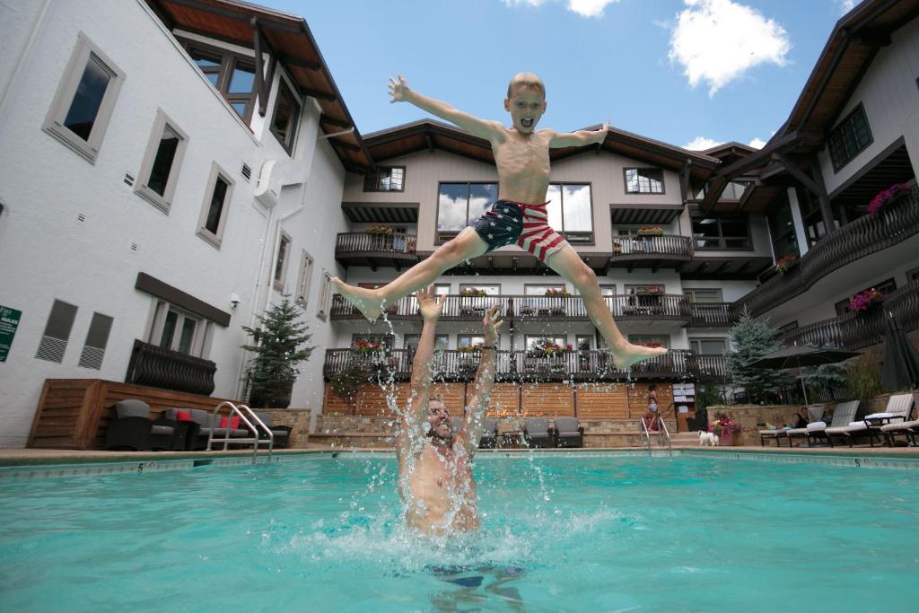 Bazén v ubytování Lodge at Vail, A RockResort nebo v jeho okolí