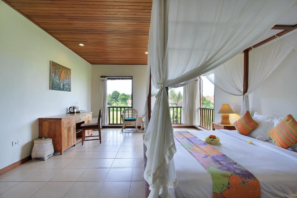 Postel nebo postele na pokoji v ubytování Sarin Ubud Suites by Pramana Villas