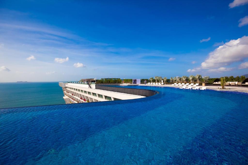三亞的住宿－三亞康年酒店，一座背景海洋的游泳池