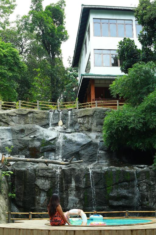 Bazén v ubytování Lakkidi Village Resort Wayanad nebo v jeho okolí
