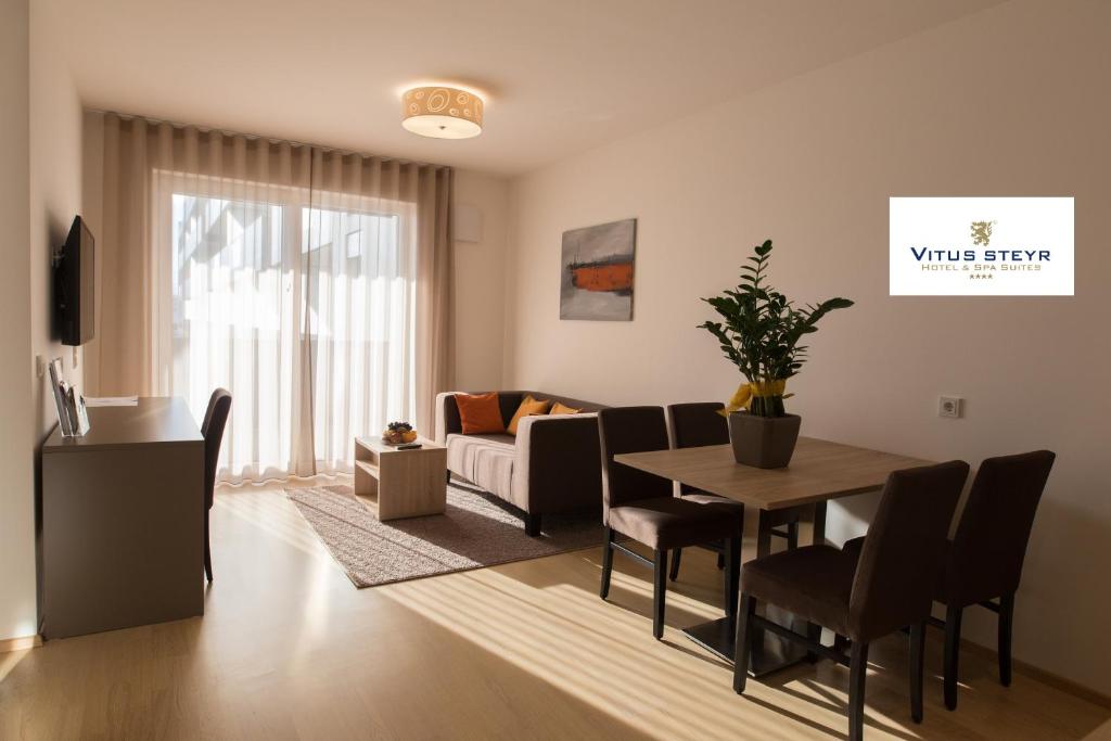 TV a/nebo společenská místnost v ubytování Vitus Steyr Hotel & SPA Suites