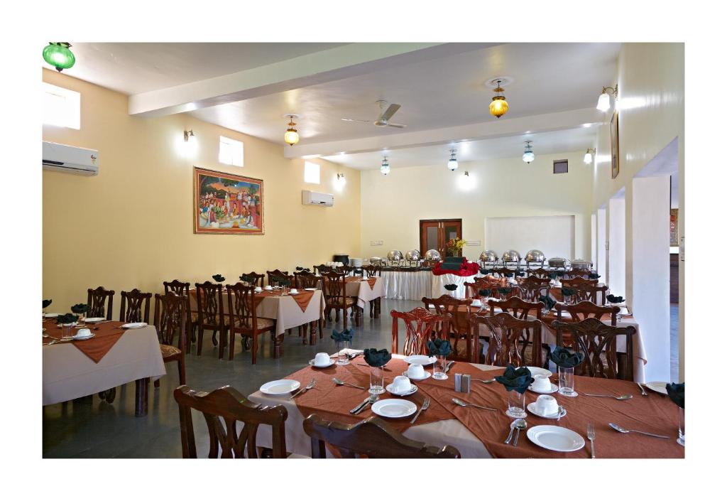 Restaurace v ubytování Dhawala Resort By Aamod