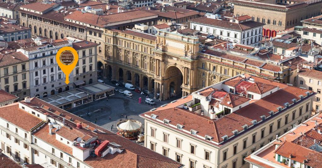 uma vista superior de um edifício com uma seta amarela sobre ele em Residence La Repubblica em Florença