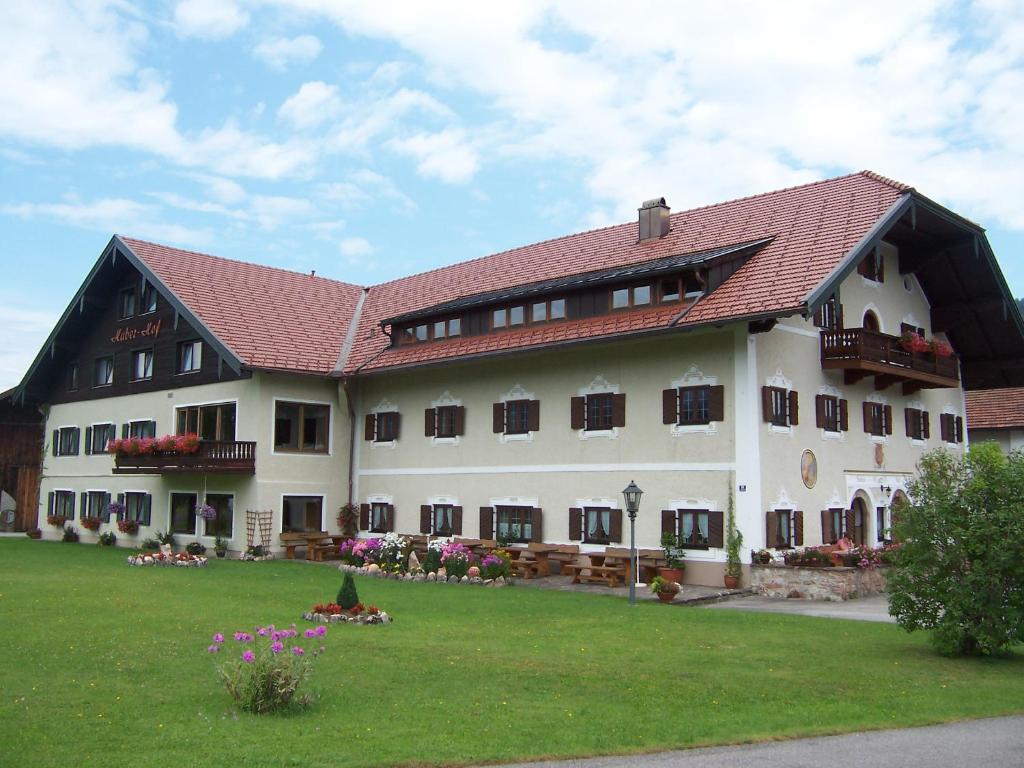 un grande edificio bianco con tetto rosso di Huberhof a Ruhpolding