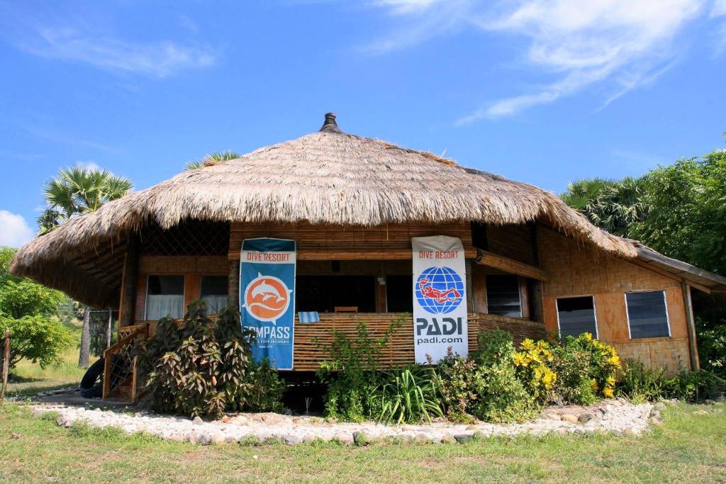 um pequeno edifício com telhado de relva em Compass Atauro Eco Lodge em Beloi