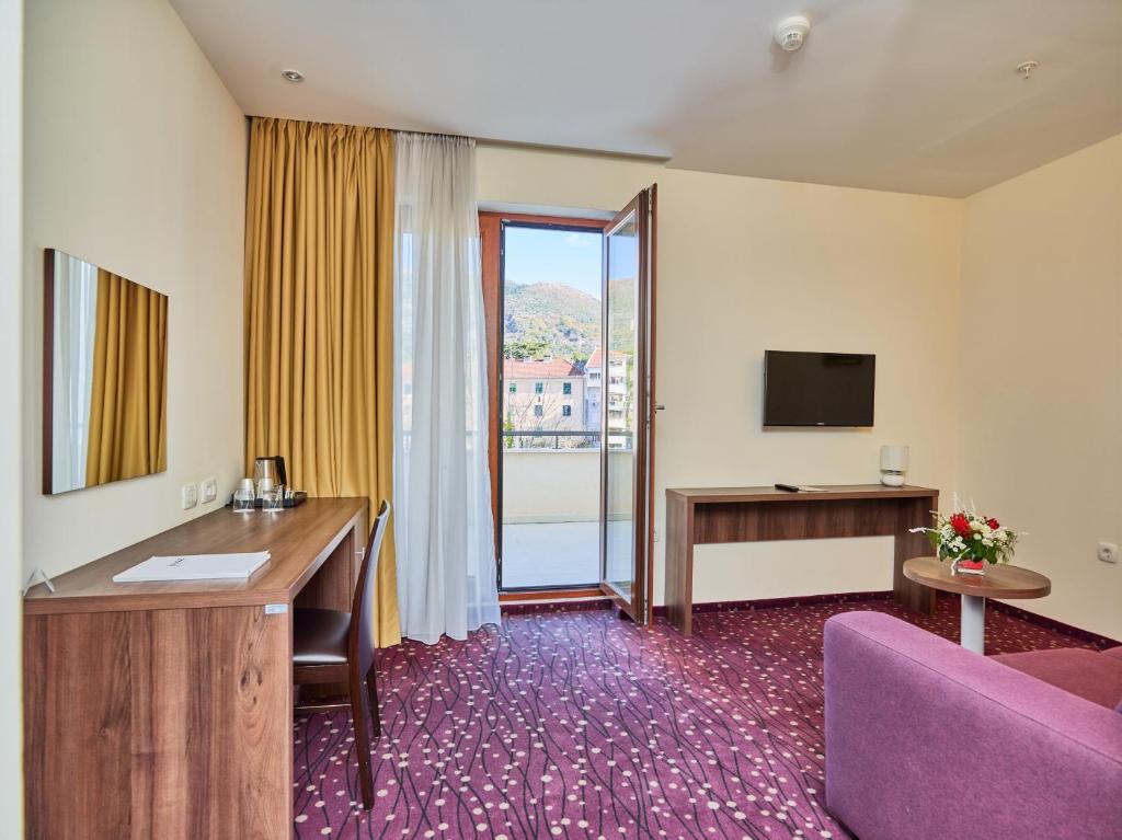 TV a/nebo společenská místnost v ubytování Hotel Pine